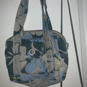 Söt väska - Söt denimväska, bra kvalitet och man kan ha den under axeln! Många fack och får plats med mycket💕🥺 säljer pga att jag tröttnat på den