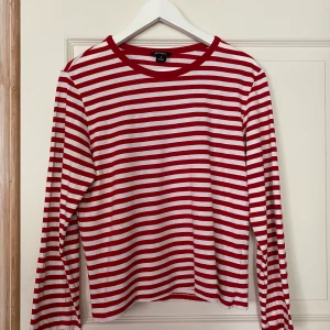 Långärmad randig tröja  - Röd långärmad randig tröja från Monki strl S. Väldigt mjuk i materialet. Fraktkostnad tillkommer // kan möta upp runt Karlshamn. 