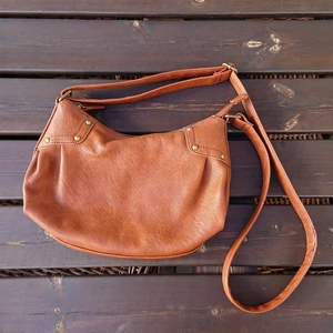 Axelväska  - Fin brun axelväska med tre innerfack. Ganska rymlig och i bra skick. Säljer för 60 kr, köpare står för frakt. 💖 