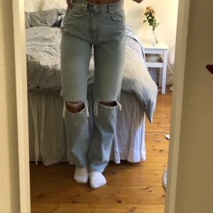 90s high waist jeans - Säljer dessa populära jeansen från Gina tricot då de inte riktigt satt som jag ville. Helt nya och har fortfarande lappen kvar då jag bara testat de. Köpte de för 599kr.