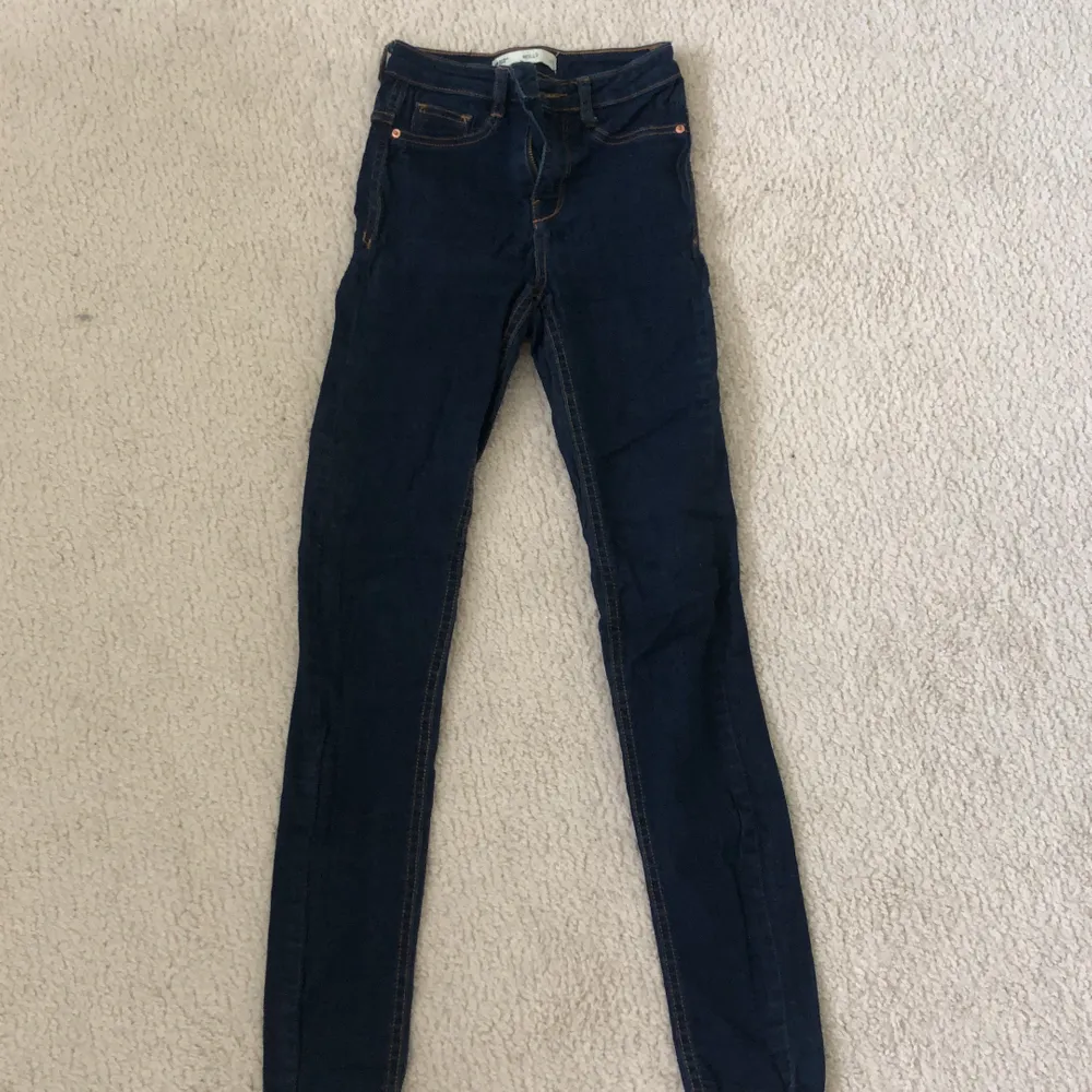 Mörkblåa skinny jeans ifrån Gina tricot i storlek xs. Endast använda ett fåtal gånger och därmed i ett väldigt bra skick.. Jeans & Byxor.