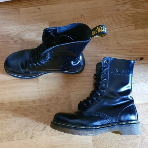 Dr Martens 1460 - Dr Martens i storlek 37. Knappt använda då jag köpte fel storlek och de är därför för små för mig :( Jag kan träffas i och runtom Stockholm eller skicka via post (frakt inkl. i priset). Nypris 1595