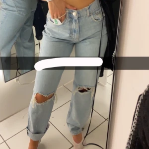 90s highwaist jeans, Gina tricot - De populära byxorna från Gina. Storlek 34, vid fler intresserade startas en budgivning. 🤍Den eventuella frakten står köparen för🤍