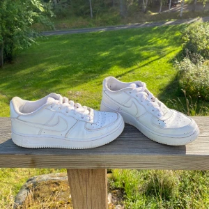 Nike air force one - Säljer mina Nike air force one i storlek 37,5. De är slitna som man ser på bilden, men de funkar alldeles utmärkt ändå. Frakt ingår