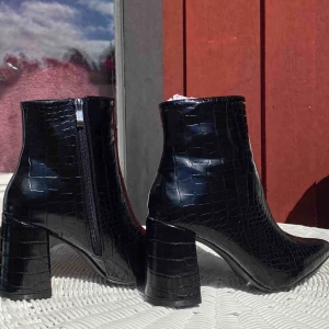  - Säljer dessa skit snygga bootsen från boohoo, i storlek 39:) Jätte bekväma säljer för att dom tyvärr är lite för höga för min smak  