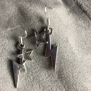 Örhängen med blixt och stjärna - Supercoola örhängen som jag gjort själv! Krokarna är nickelfria!🥰Frakt är gratis