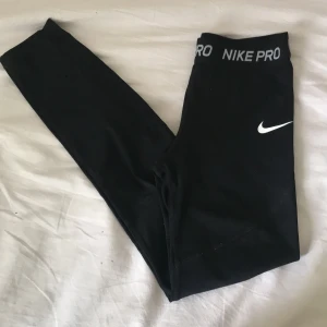 Nike tränings byxor  - Knappt använda Nike byxor, storlek s