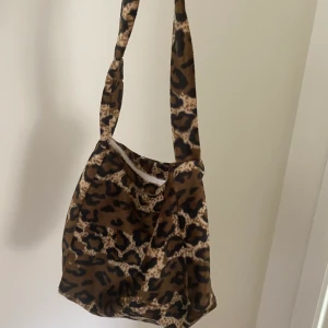 Väska - Leopard väska i fleece material. Köpt på plick men har aldrig använt den! 