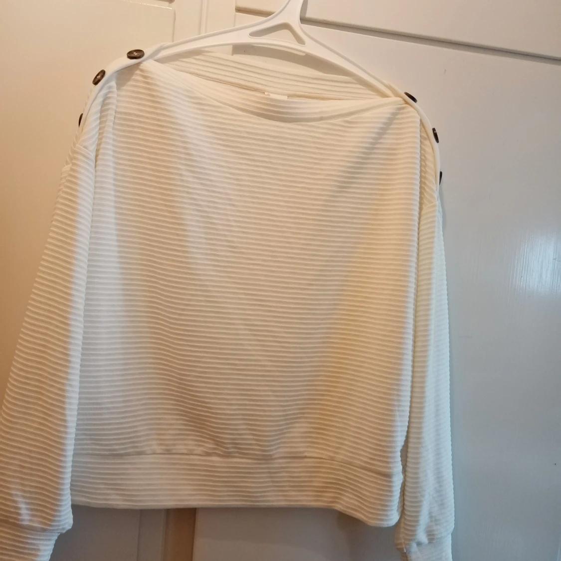 Båtringad, vit, tröja m knäpp detaljer. 