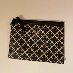 Väska  - Säljer en clutch från By Malene Birger som jag inte använder. Den är begie och svart och i bra skick då den är använd endast en gång. Säljer den för 200kr❤️