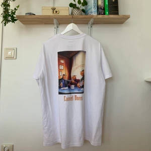 Camel t-shirt - Snygg camel t-shirt med stort tryck på baksidan. Storlek M/L herr. Litet tryck på vänster fram. Frakt 33kr