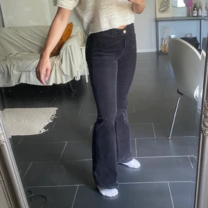 Manchester byxor  - Svarta manchesterbyxor i bootcut modell från Pull&Bear. Väldigt stretchiga och har små söta fickor framtill och vanliga bakfickor där bak. En hälla är lite sönder. Frakt tillkommer.