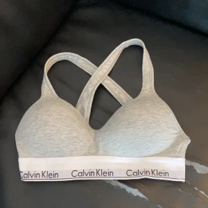 Calvin Klein topp - Säljer en Calvin Klein topp i storlek s. I bra skick. 230 kr frakt är inräknat i priset. MÅNGA INTRESSERADE SÅ BUDA FRÅN 230 :) 