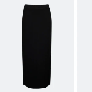 Kjol - Säljer min svarta långa kjol från Cubus , knappt använd köpte den för några veckor sen och tog bort prislappen så kunde inte lämna tillbaka den 