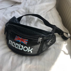 Reebok crossbody-väska - Jättesnygg Reebok-vintageväska köpt i en second handbutik i Frankrike. 