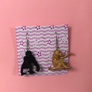 Örhängen med apor - Ett par gulliga apörhängen!! Självklart inte använda eller testade. Nickelsäkra! Priset är 50 kronor inklusive frakt! 