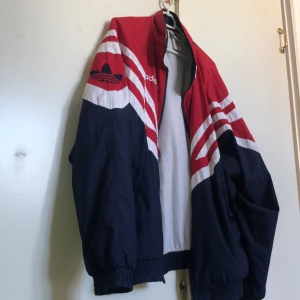 Adidas oversized jacka - Säljer en vintage oversized adidas jacka i storlek large ❤️ :) den passar inte riktigt min stil längre så det är därför jag tänker sälja den! Priset är inte fast så ni får buda i kommentarena :)❤️