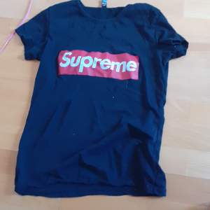 Supreme svart t-shirt bra kvalitet 