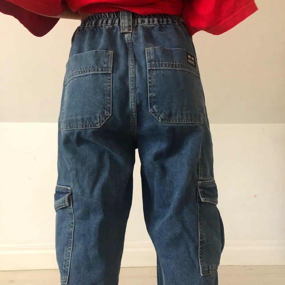 Ett par assssss coola cargo jeans som tyvär är för små för mig. Köpte dom för ca 2 år sedan men skulle säga att dom är i väldigt bra skick. Midjan(28) längd (34). Modellen är 168cm lång. . Jeans & Byxor.