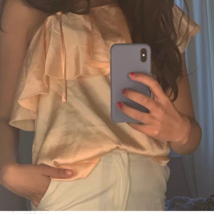 Ginatricot topp strl 36 - Säljer denna fina toppen från ginatricot, pgr av aldrig andvänd💕