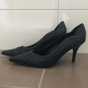 Pumps klackskor - Svarta pumps storlek 39. Klackhöjd ca 8,5 cm. Plus frakt 66kr