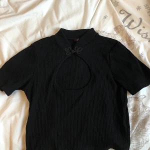 Crop top med boob-window - Har använt den en gång. Den är för liten för mig. Köpt från dollskill.