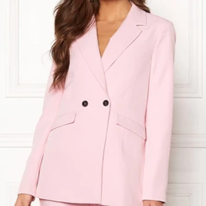 Rosa blazer - Rosa lite längre blazer, lite glansig. Använd 1 gång