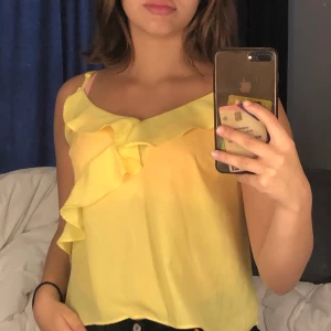 Blus - En gul omlott blus dock är den lite genomskinlig