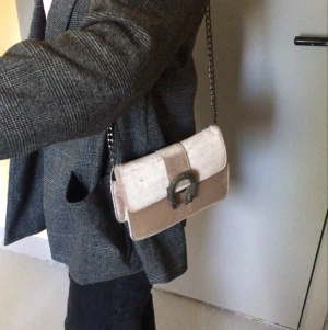 Gina Tricot väska  - Säljer denna gulliga väska från Gina Tricot, bra skick (pris går att diskuteras)