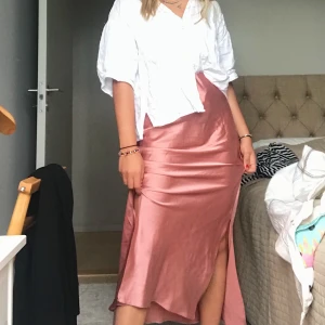 Maxikjol i satin - Köpt på Asos för ett år sen, jättefin maxikjol en rosa/rosé färg