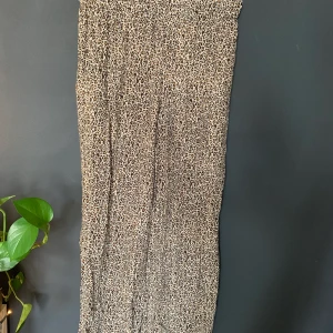 Mjuka leopard byxor - Byxor ifrån Urban outfitters! 60kr köpare står för frakt på ca 100kr inklusive frakt 🪐🪐