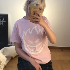 asball spitfire tshirt - thriftad i new york och hålet i armhålan va redan där:( inget som syns när den är på dock! tjocktkvalitets tyg med tryck som klarar hur många tvättar som helst utan att spricka:)) storlek S