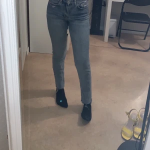 Slim boyfriend jeans - Jättefin slim boyfriend byxor, från hm som säljs pågrund av ingen användning. Orginalpriset var 350kr säljs då för 125kr. 