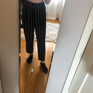 Randiga byxor från hm - Randiga byxor från hm. Fina och skönt material. Kan frakta eller mötas upp i Uppsala 💕