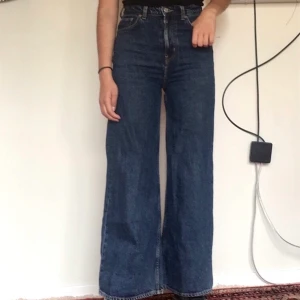 Wide leg ”ace” jeans weekday - Mörkblåa wide leg/baggy jeans strl W25 L30 från Weekday! Passar W25-W26 oh är sparsamt använda☺️ Nypris: 500:- Modellen på bilden är 172cm lång.  Frakt tillkommer på 59kr, meddela mig för fler bilder, midjemått eller övriga frågor. 