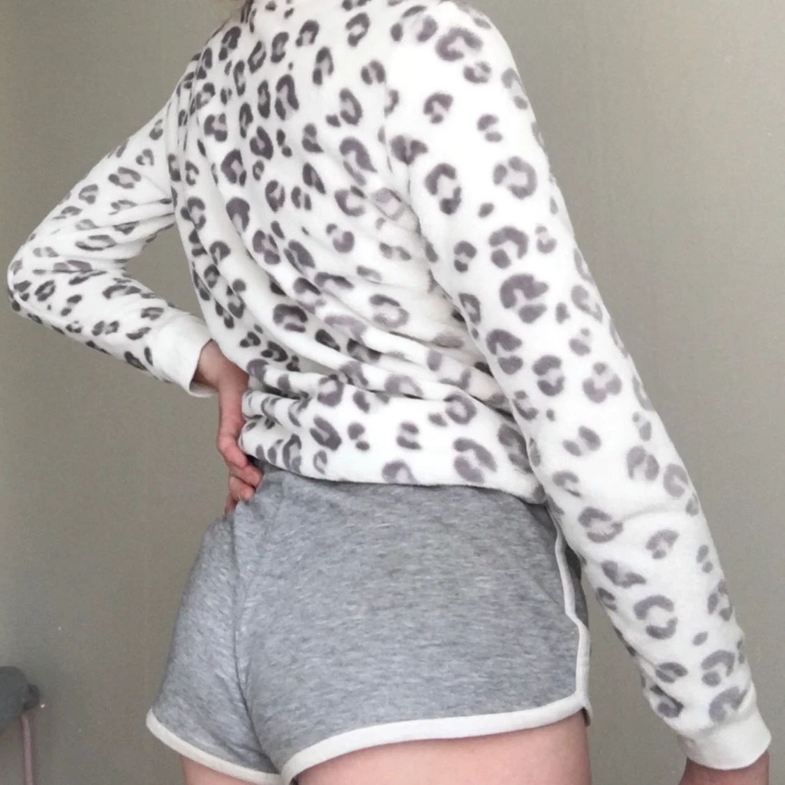 Tjockare tröja leopardtröja 🐆🤍 - 90