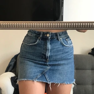 Jeanskjol  - Jenskjol från Zara inköpt förra året. Med slitningar längst ner. Använd fåtal gånger, i mycket bra skick! Frakt ingår inte😊