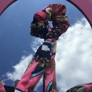 Schruchie - En jättesöt schrunchie, med stretching resår inuti. Alla schrunchies på min sida är det 3 för 2 på.