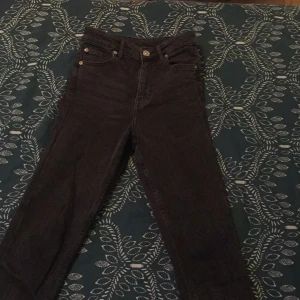 DARK washed jeans - Ett par svin snygga högmidjade jeans från hm, inköpt för ungefär ett halvår sedan för 249 kr. De är inte särkilt stretchiga. Har användas max 5 ggr och är i väldigt bra skick. Säljes för att dem har blivit för små för mig:( Frakt ingår INTE i priset.