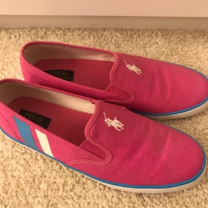 Sneakers Ralph Lauren  - Nya, fina och använda sneakers kars från Ralph Lauren. Storlek 40. Köparen står för frakten. Fraktar endast.