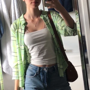 grön blus/skjorta  - världens finaste😭 jättefint skick också, strl M. kan mötas på söder eller frakta💗 jättefin i ryggen, se bild 3!