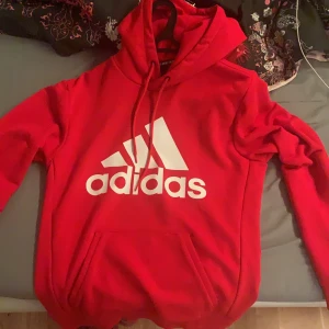 adidas - röd snygg och jätte mysig adidashoodie använd fåtal gånger, ordpris: 600kr. oversize