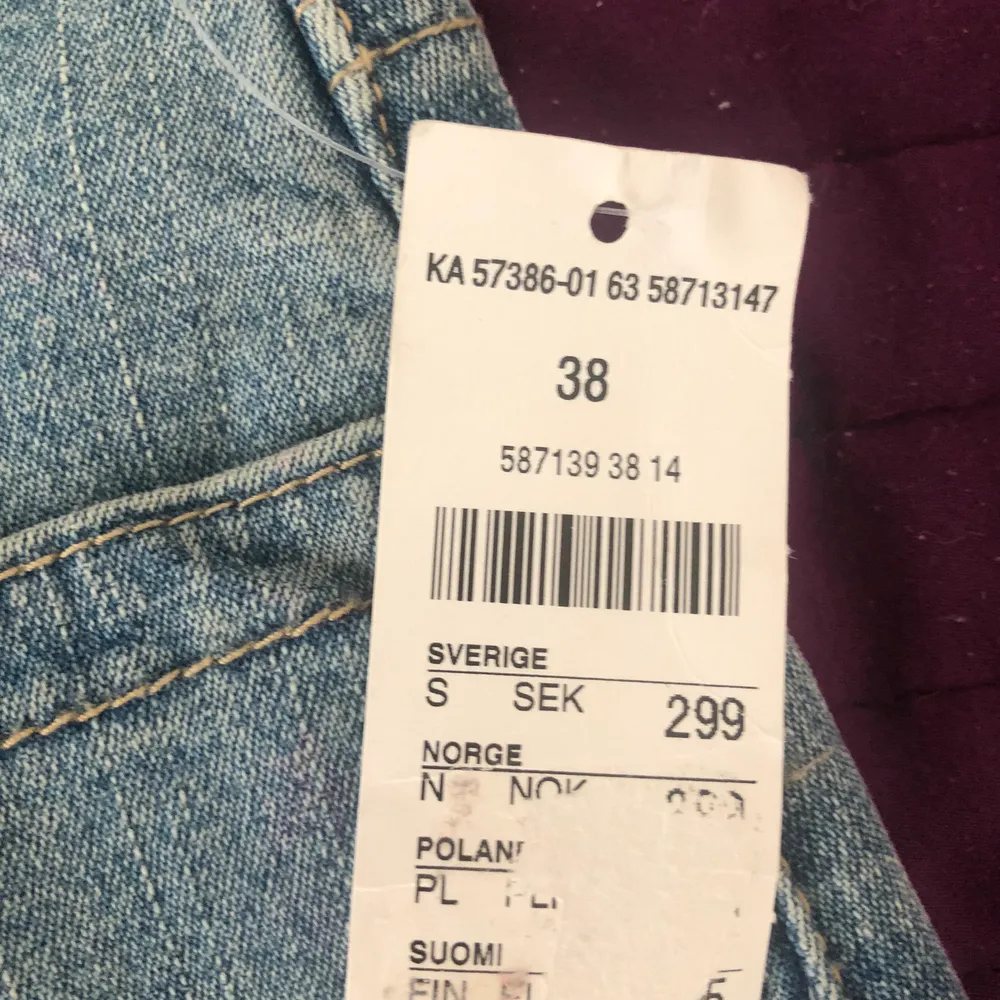Snygg jeans kjol i storlek 38. Helt ny, med prislapp. Köpt för 299 och säljs för 100 kr.. Kjolar.