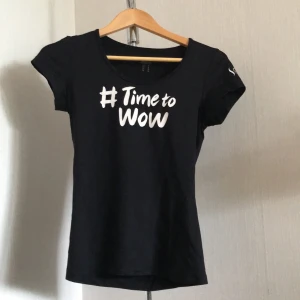 Casall träningstop strl 36 - Säljer denna träningströjan från märket Casall för jag inte använder den! Superbra skick! Andas väl och har en tight passform!