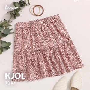 Kjol  - Superfin kjol från SHEIN som jag fick hem idag, endast testad. Tyvärr är den för liten för mig så kan inte visa med bild på, skickas i samma plastpåse som den kom i.  Om de fraktas betalar köparen frakt. 