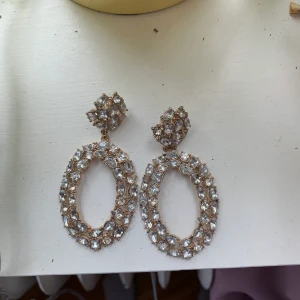 Örhängen - Stora örhängen ifrån hm. Aldrig andvända