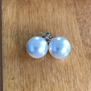 Pärlörhängen retro vintage 50-tal  - Örhängen pärlor stora. Först till kvarn får köpa ( ingen budgivning) frakt 15kr