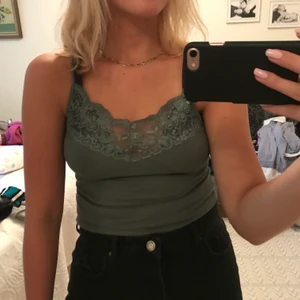 spets linne - Grönt linne med spetskant, materialet är hur skön som helst! Köparen står för fraktkostnad (44kr)