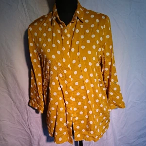 Prickig tunn skjorta - Prickig tunn skjorta i skönt material, passar s-l