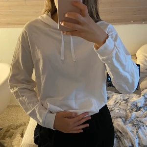 Hoodie - Jättefin hoodie från Cubus. Vit och fläckfri. Köparen står för frakt